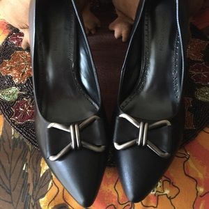 AUTHENTIC ADRIENNE VITTADINI LEATHER BLK PUMP